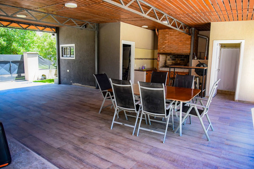 Venta ! Casa Con Pileta En Barrio Las Acequias