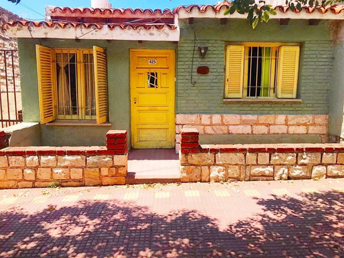 Imagen 1 de 11 de Casa En Venta De 3 Dormitorios En Pleno Centro- Cosquín