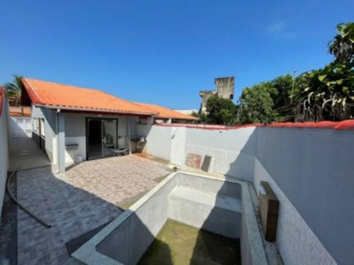Imagem 2 de 17 de Casa No Bairro Campos Elíseos, Em Itanhaém, Litoral Sul De São Paulo, Localizado Em Lado Praia, Ficando À 50 Metros Do Mar. Imóvel Com 201 M² De Área Total, Sendo 67 M² De Área Construída. Possui Pisc