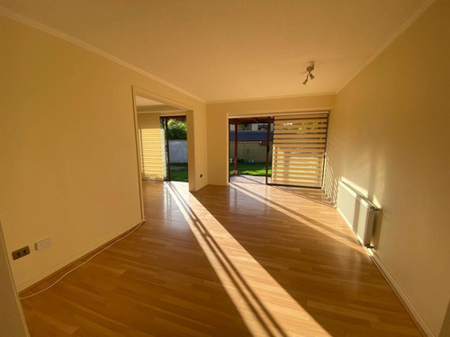 Casa En Venta De 4 Dorm./3 Baños/pieza Y Baño De Servicio