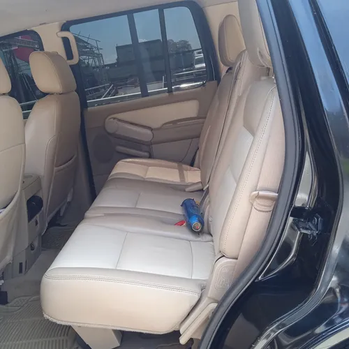 Ford Explorer Automática.
