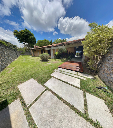 Casa Remodelada De Una Sola Planta Alto Hatillo 2250 M2 Terreno Y 600 M2 Construcción