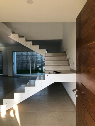 En Venta Casa En Cañadas Del Arroyo, 3 Recamaras, Jardín, 2.