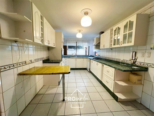 Casa En Venta De 5 Dorm. En Las Condes