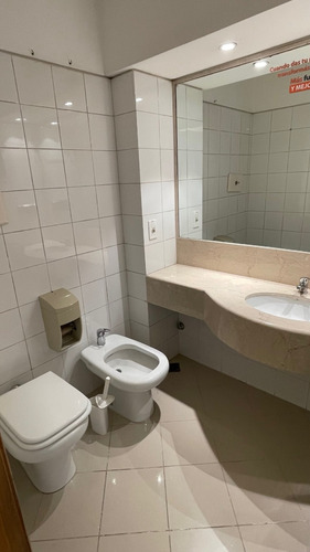 Oficina En Venta, En La Ciudad Vieja, Sobre La Calle Misiones - Con Una Terraza Increible De 40m2 Con Vista Despejada Y Mucho Sol.
