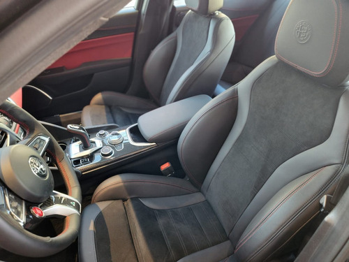 Imagen 5 de 8 de Alfa Romeo Giulia 2022 2.9 V6 510cv Quadrifoglio
