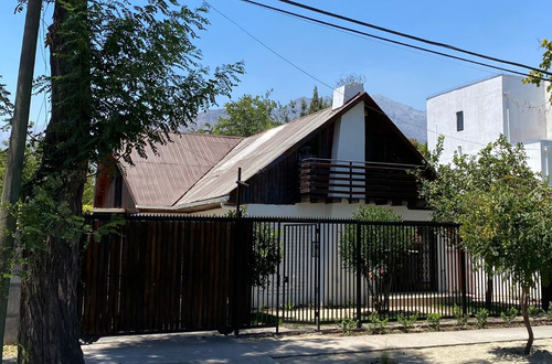 Casa Recien Remodelada En Una Tranquila Calle De La Reina