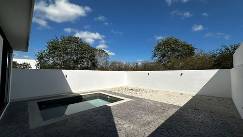 Casa En Venta En Privada Tamora, Conkal.