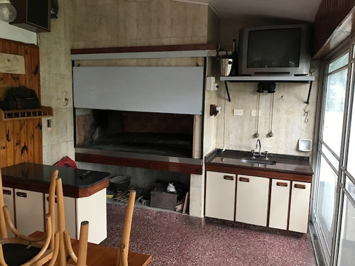 Hermoso Chalet De 3 Dormitorios Con Gran Parque Con Pileta