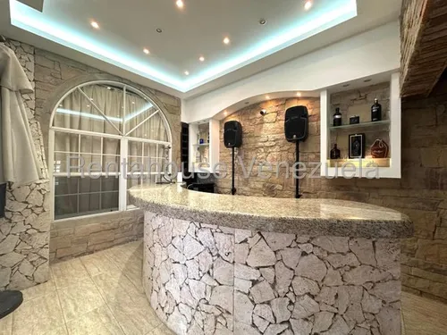 Casa En Venta. Urb. Alto Prado.