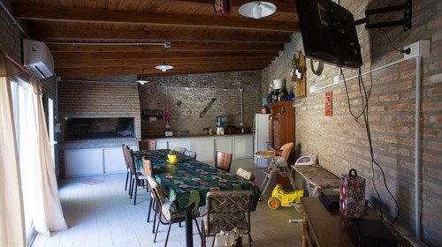 Imagen 14 de 16 de Casa De 3 Dormitorios Con Cochera Cerrada, Pileta Y Quincho En La Ciudad De Perez