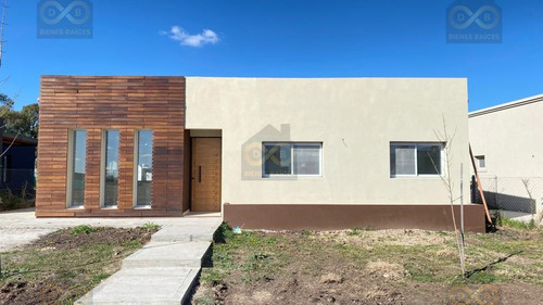 Casa  En Venta En Santa Lucia, Pilar Del Este, G.b.a. Zona Norte