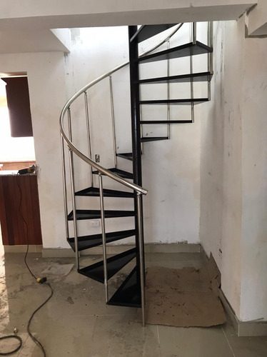Imagen 4 de 10 de Escalera En Hierro Y Acero Inoxidable, Huellas En Madera