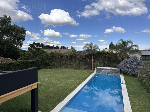 Casa En Alquiler Con Jardín Y Pileta Y En Haras Santa María, Loma Verde