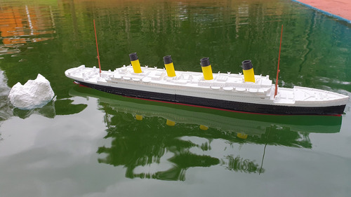 Titanic Juguete 50cm 2 Partes + 2 Iceberg (flota Vertical) Se Parte Al Medio