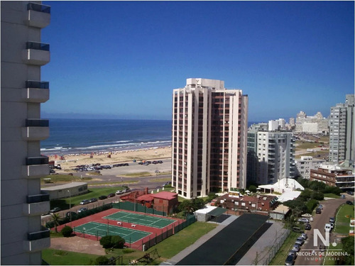 Apartamento De 2 Dormitorios En Edificio Torre Marina , Punta Del Este , Playa Brava 