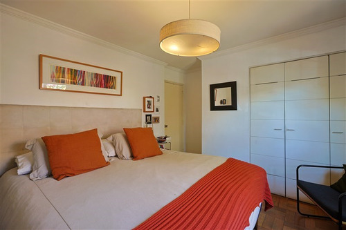 Casa En Venta De 3 Dormitorios Mas Servicio En Las Condes