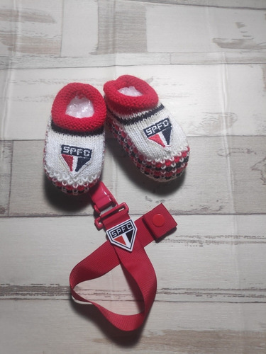Imagem 1 de 1 de Sapatinho De Tricô Do São Paulo E Prendedor De Chupeta