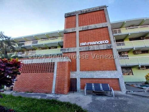 Apartamento En Venta, Urb. Los Chaguaramos, Maracay 24-16788 Yr