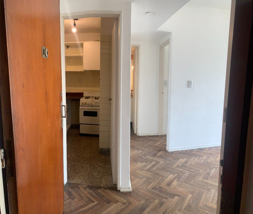 Venta Departamento 2 Ambientes Balcón Corrido Con Cerramiento Vidrio Caballito A 200 Metros Del Parque Centenario Una Cuadra De Av Corrientes Estación Ángel Gallardo Del Subte. Mucha Luminosidad