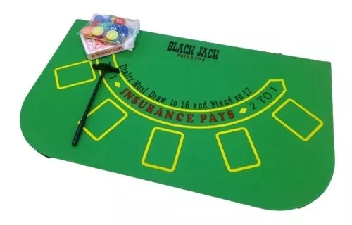 Jogo de cartas e fichas de cassino em uma mesa de jogo verde. combinação de  jogo de blackjack.