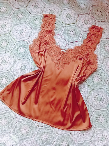 Blusa De Tirantes,satín Color Ocre,talla L (Usado)