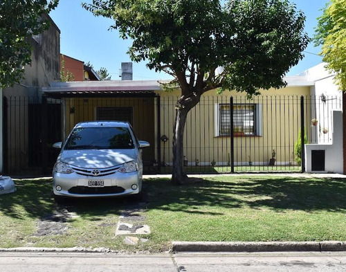 Venta Casa 3 Ambientes Con Cochera, Patio Y Pileta - Quilmes Oeste