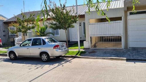 En Venta En Barrio Altos De Podesta, Hermoso Chalet De 3 Ambientes; Con Cochera Cubierta Para Dos Autos; Fondo Con Pileta; F: 8515