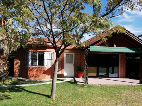 Casa Con Pileta De Uso Exclusivo, No Es Complejo De Cabañas, Hermosa Vista Abierta A Las Sierras, Parque, Quincho, 3 Aires Acondicionados, Wifi, Tv Cable, Vajilla Completa, Estacionamiento, 2 Baños