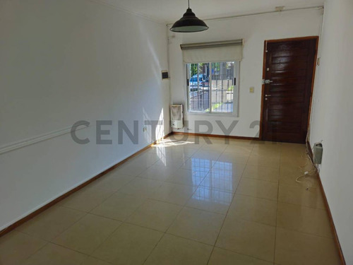 Venta Casa Tipo Duplex 3 Ambientes Ituzaingo Norte Con Entrepiso En Tercer Piso