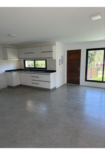 Venta Casa 3 Dormitorios Lomas De Solymar A Estrenar Hermosa Ph Próxima A La Rambla Costanera Y Tuyuti. Zona De Servicios, Locomoción, Centro De Estudios, Etc. Imperdible Opción.