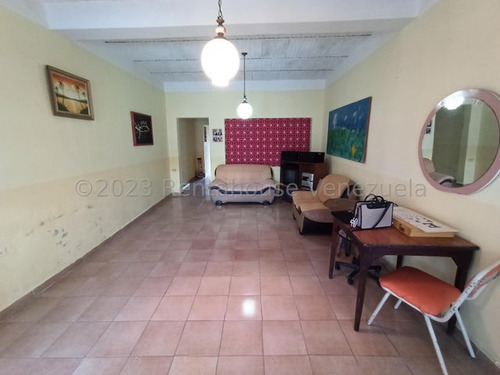 Casa En Venta De 3 Niveles La Cooperativa Maracay 25-15196 Apd