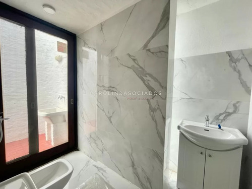 Casa En Venta Sobre La Ruta, Frente Al Mar Punta Del Este.