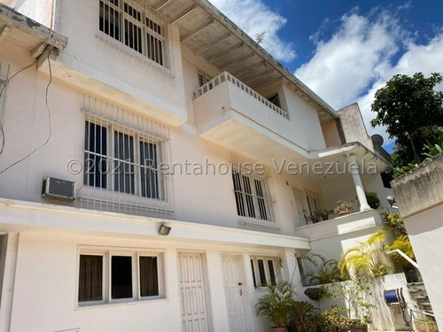 Se Vende Casa Urbanización En Santa Sofia - Calle Privada - Caracas,  24-16735 Mvg
