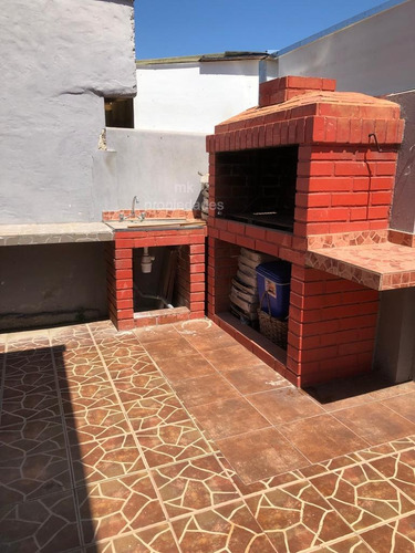 Venta Cómoda Casa De 4d A 2 Cuadras De Avda. Los Carreras