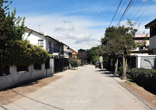 Casa En Venta De 4 Dorm. En Ñuñoa / Pasaje Abierto