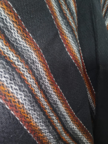 Poncho Artesanal De Alpaca Negro Lineas Con Diseño Eco