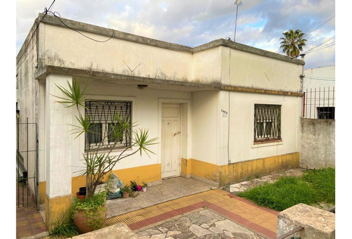 Casa 3 Ambientes S/ Lote 8.66 X 20. Digna De Ver.