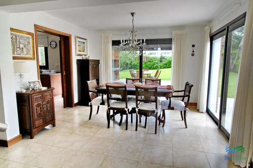 En Alquiler!! Moderna Casa Ubicada A 1 Cuadra Del Mar, Con Vista Parcial Desde El Dormitorio Principal.