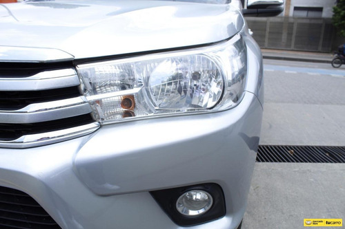 Imagen 25 de 25 de Toyota Hilux 2.8 Srv