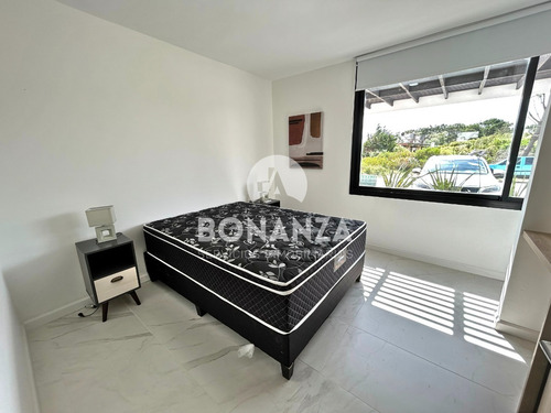 Punta Colorada - Piriápolis. Casa En Venta Con Piscina, 50 Metros De La Playa.