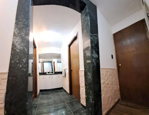 Vendo Excelente Casa De 4 Dormitorios, 3 Baños, Cochera Para 2 Autos, Fondo Con Barbacoa Y Jardin, Acepta Banco, Zona Aguada.