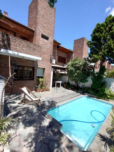 Única Casa Interna En Venta, De 3 Plantas En Barrio Cerrado San Leonardo Villa Bosch. Construcción De Calidad.