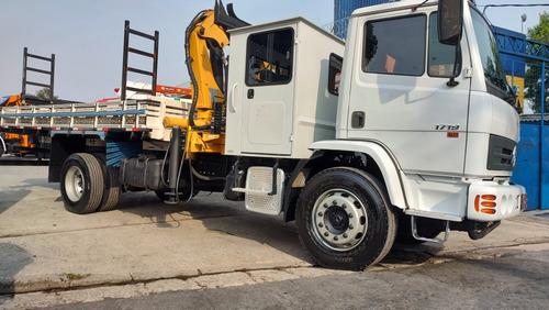Mercedes Atron 1719 Modelo 2014 Com Munck