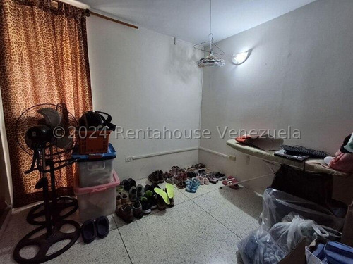 Apartamento Ubicado En Zona Central De La Ciudad De Maracay 24-29044 Irrr