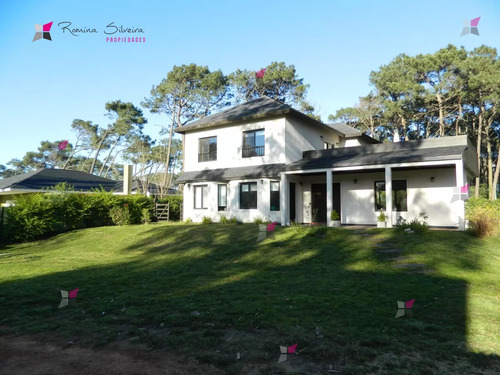 Venta De Casa De 4 Dormitorios En Barrio Privado La Arbolada Punta Del Este