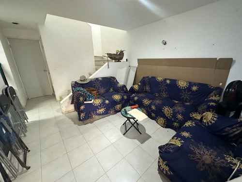 Casa En Venta De Dos Pisos En Esquina Con Locales, Caucel, Entrega Inmediata.