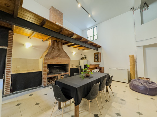 Casa Ecléctica En Zona Céntrica: Estilo, Confort Y Seguridad Para Tu Familia