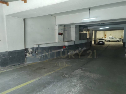 Imagen 2 de 4 de Garage En Edificio, Barrio Pocitos, Facil Acceso
