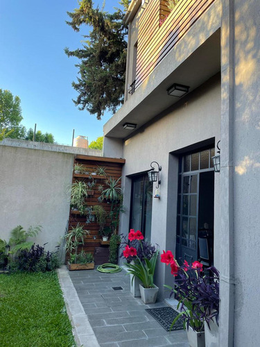 Casa En Venta - 3 Dormitorios 3 Baños - Cochera - 250mts2 - Temperley